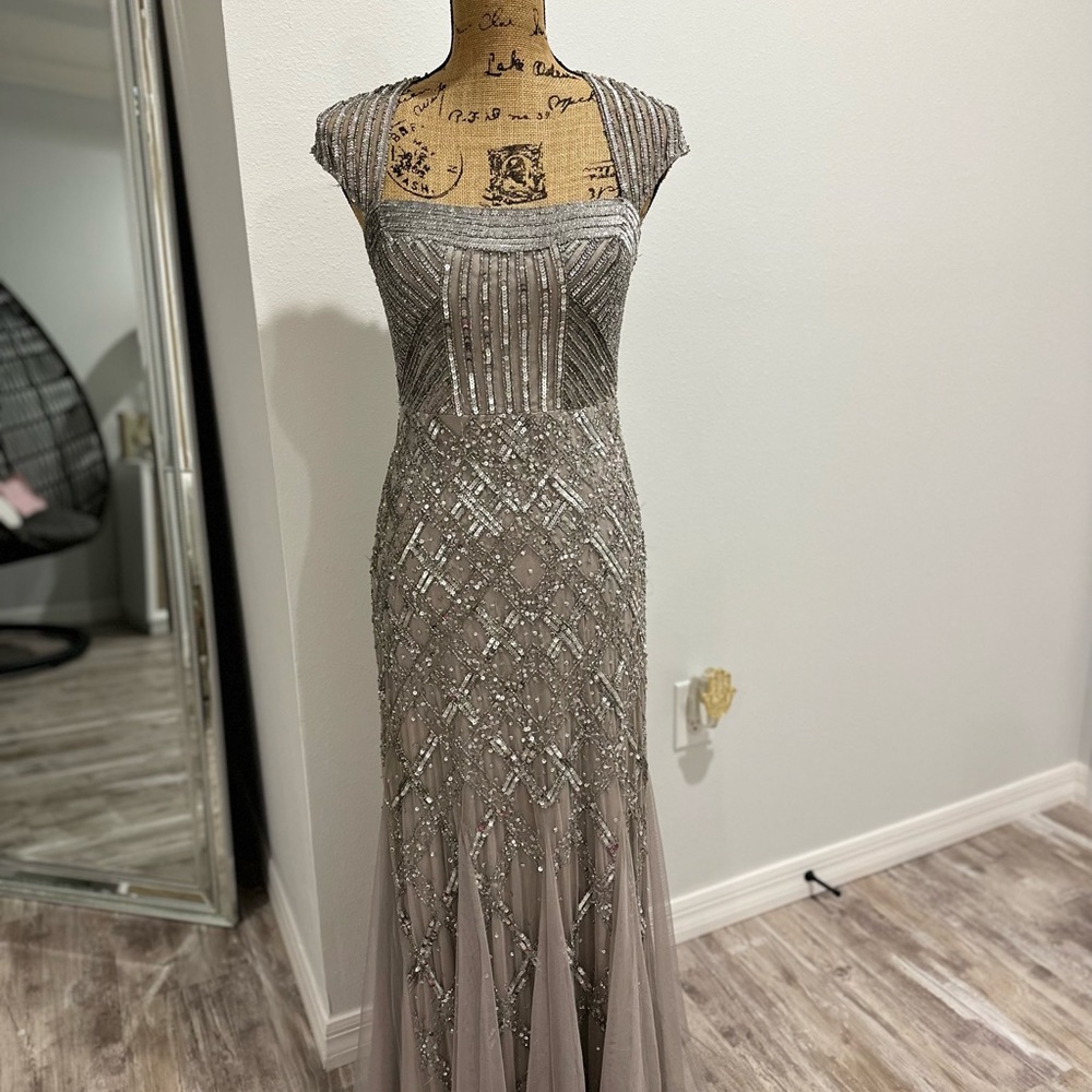 Beautiful Adrianna  Papell Size 4 gown, perfect for a wedding or prom